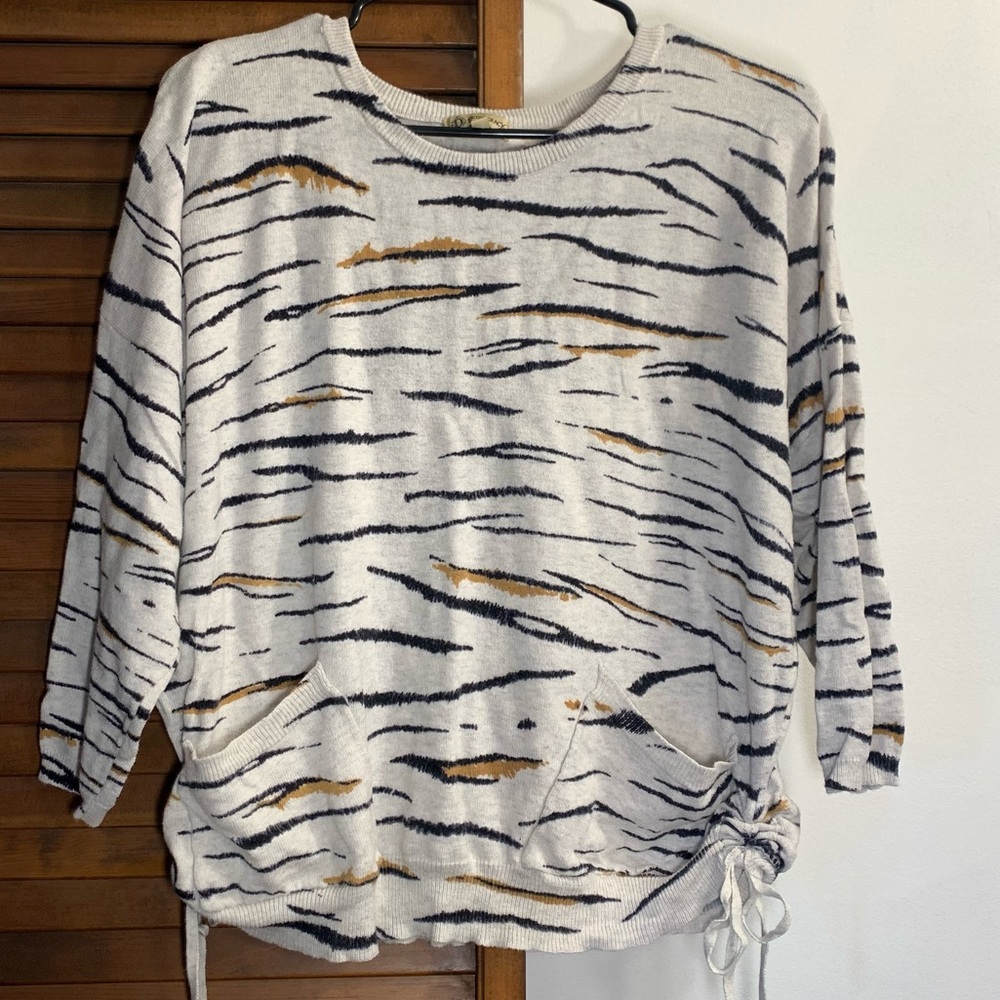 Cozy Democracy pullover with animal print, Medium